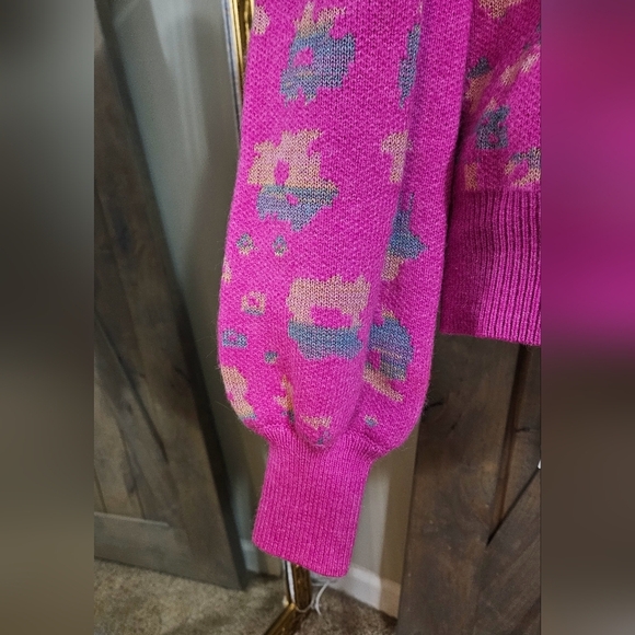FATE Pink Puff Sleeve leopard sweater. Size medium NWT - Picture 9 of 13